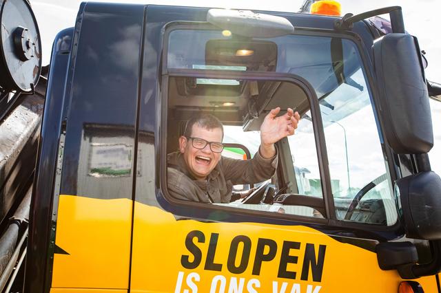 Truckrun zorgt voor blije gezichten in Winschoten. Harm (67): ‘Cor wil altijd met ons mee’