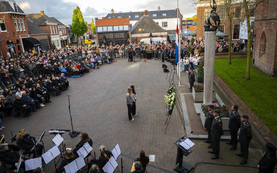 De dodenherdenking op het Oude Raadhuisplein in Appingedam.