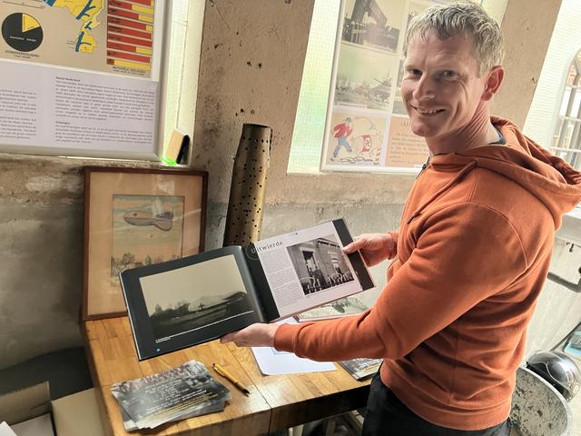 Ties van Oorlogsmuseum Middelstum wordt verrast door bijzondere voorwerpen. ‘Deze illegale zender is