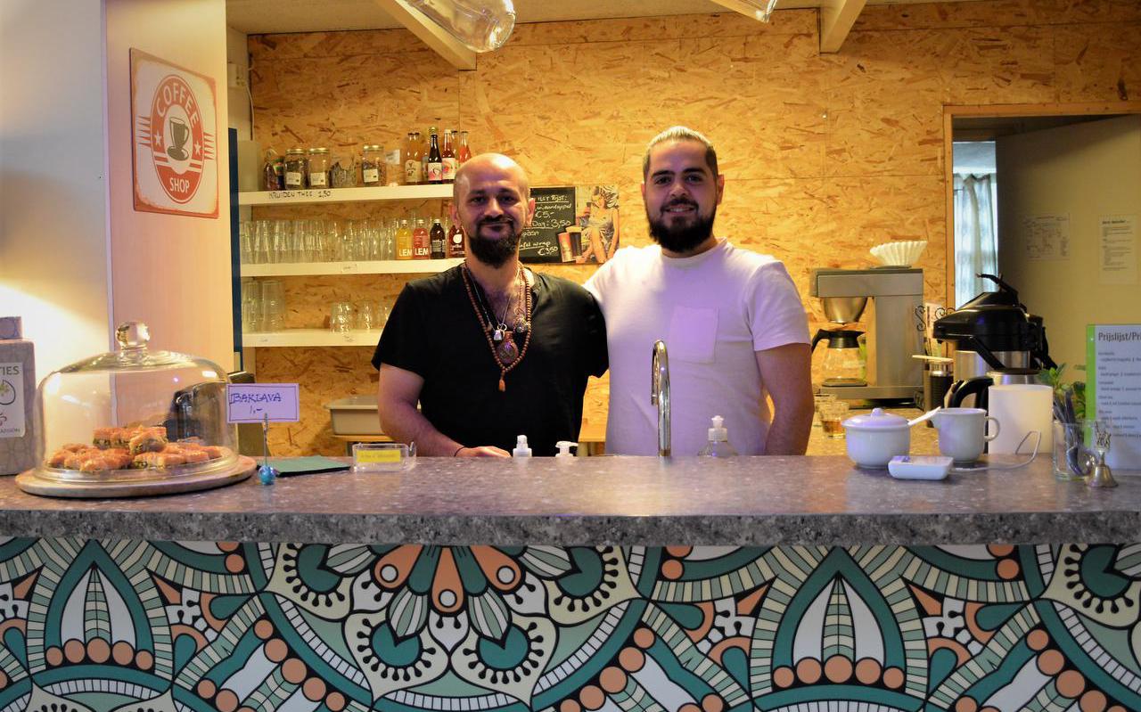 Yamen Erksousi (28) en Azar Mammadov (42) maken een plek waar alle ruimte is voor zelfontplooiing van mensen uit de buurt.