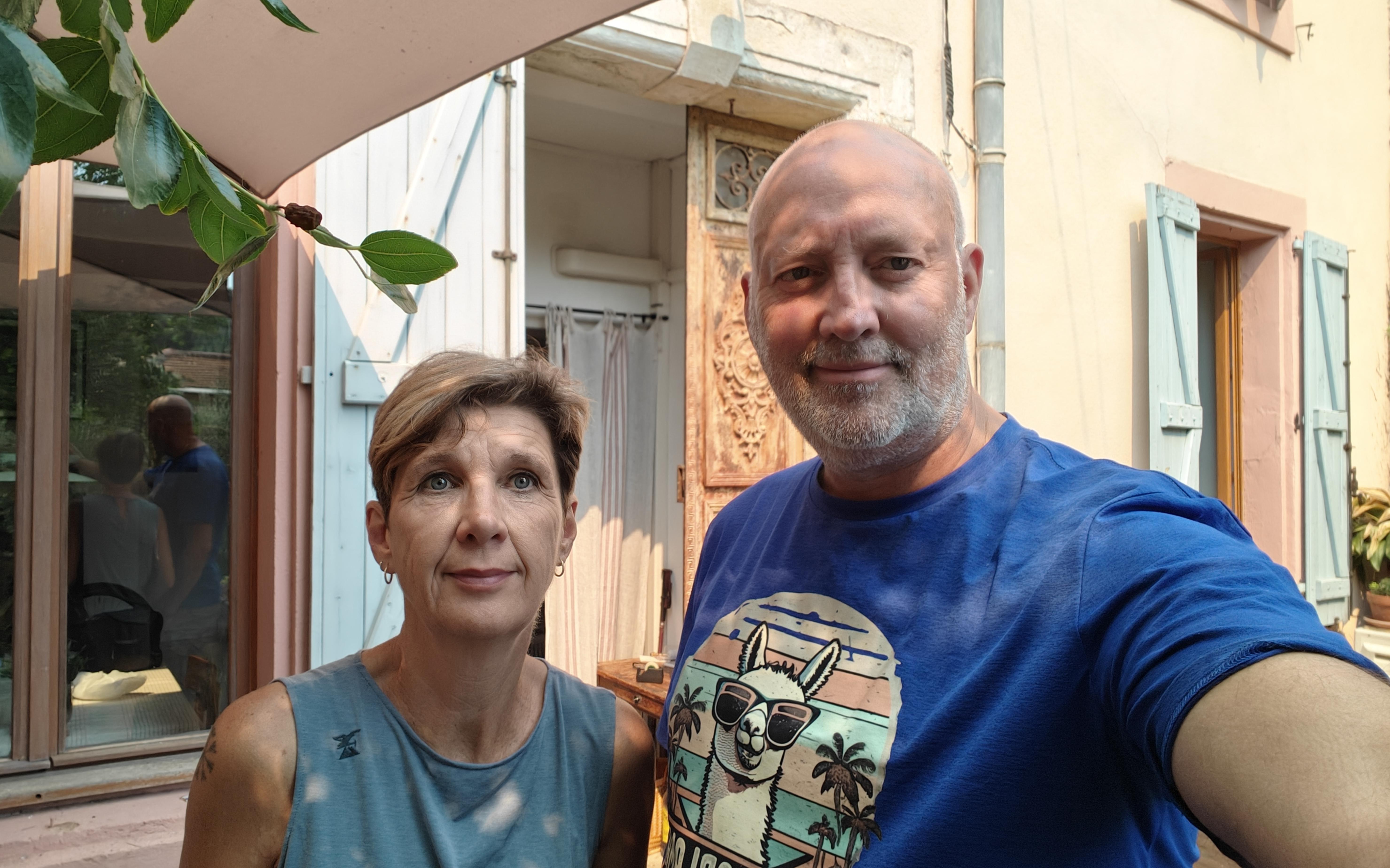 Astrid Mellema en Collin Nissink bij het huis van Astrid in Fraissé-des-Corbières.