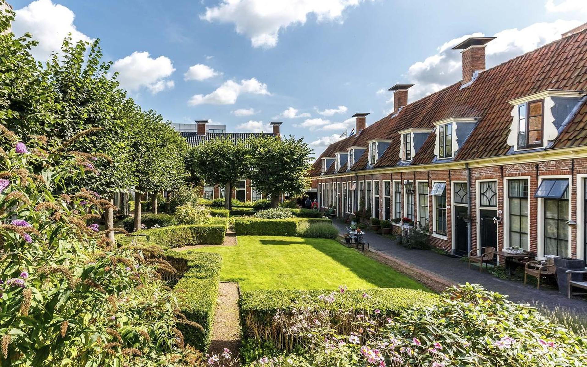 Het eeuwenoude Pepergasthuis, nu nog in handen van woningcorporatie Lefier, telt 29 huurhuisjes. Foto J. Althof