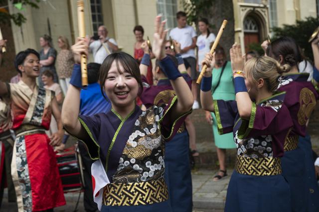 Kleurrijke Op Roakeldais-parade in de hitte door Warffum. ‘Prachtig! Ik ben op wereldreis’