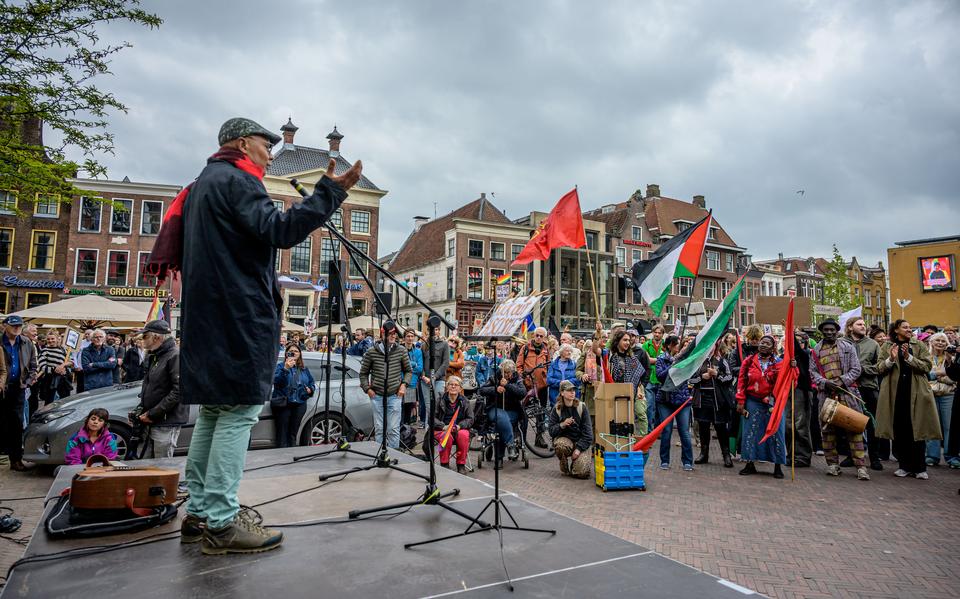 Charles Goudsmit spreekt tijdens de demonstratie in Groningen voor solidariteit.