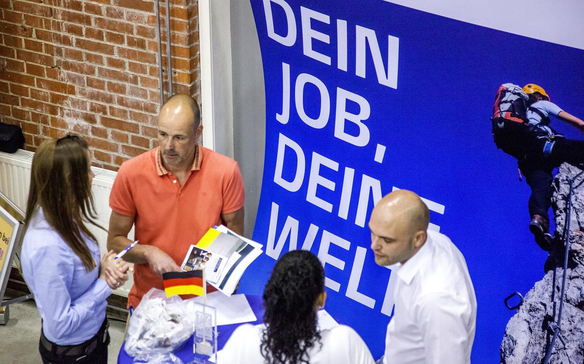 Duitse werkgevers recruteren Nederlandse werknemers op de banenbeurs in Winschoten. FOTO HUISMAN MEDIA
