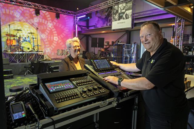 Vlag kan uit voor Henk Busscher (66) in Klazienaveen: muziekwinkel en muziekschool herrijzen uit as
