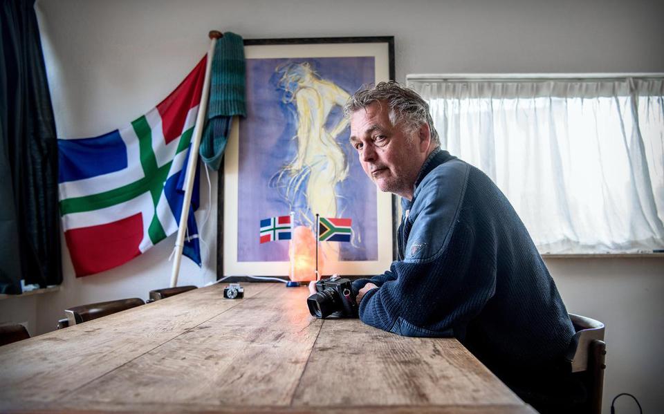 Fotograaf Jan Zeeman aan zijn eigen keukentafel. Foto: Corné Sparidaens