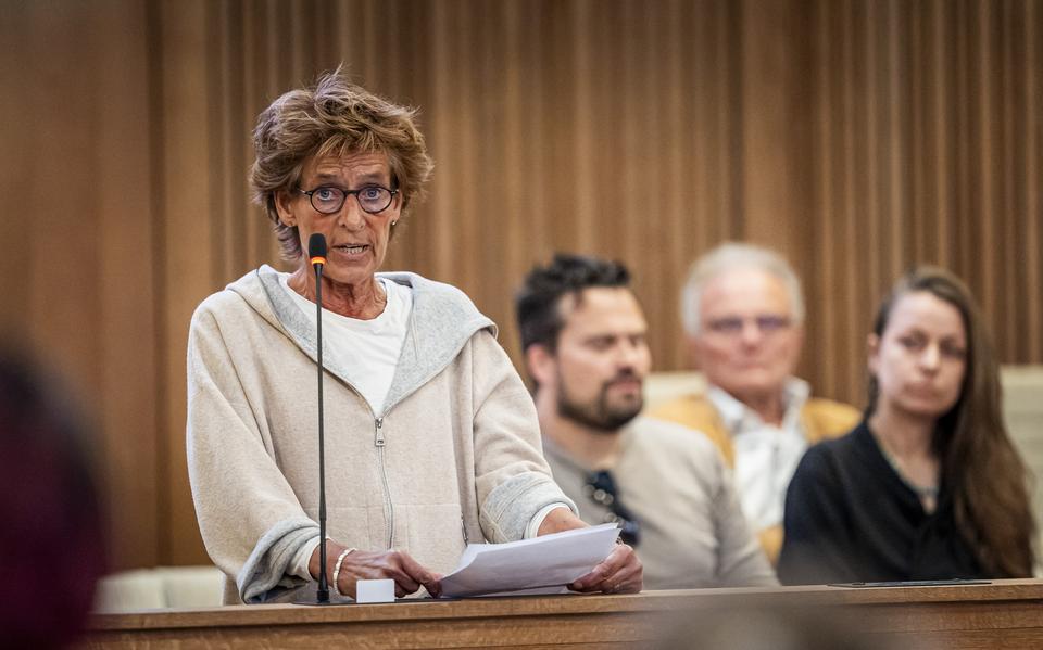 Marga de Groot, die als vertrouwenspersoon slachtoffers van Jeugdbescherming Noord bijstaat, riep op de samenwerking met JB Noord te stoppen omdat ze ,,die kwetsbare kinderen niet beschermt, maar beschadigt". Op de achtergrond moeder Sharay Wiegers die ook insprak.