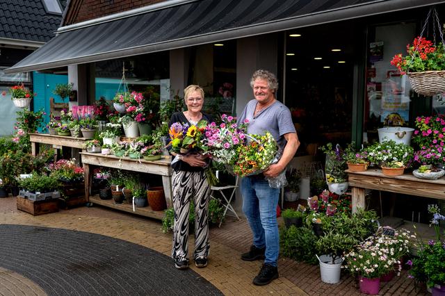 Els (66) en Jan (69) uit Grijpskerk stoppen met Bloemenhuis Drint. ‘Een boeket Máxima was bijzonder’
