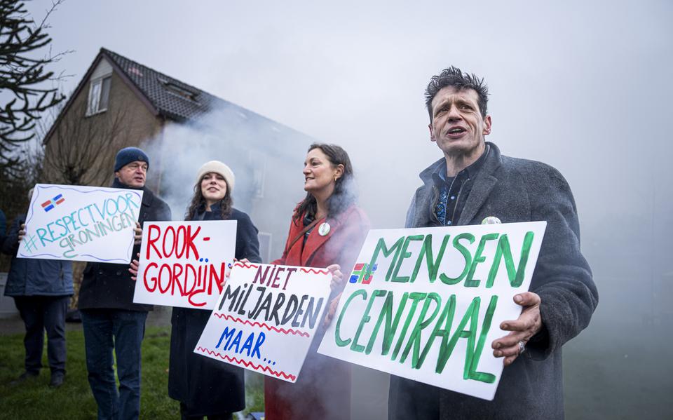 Coert Fossen en Merel Jonkheid (links op de foto) van de Groninger Bodem Beweging tijdens een protestactie in Ten Boer.