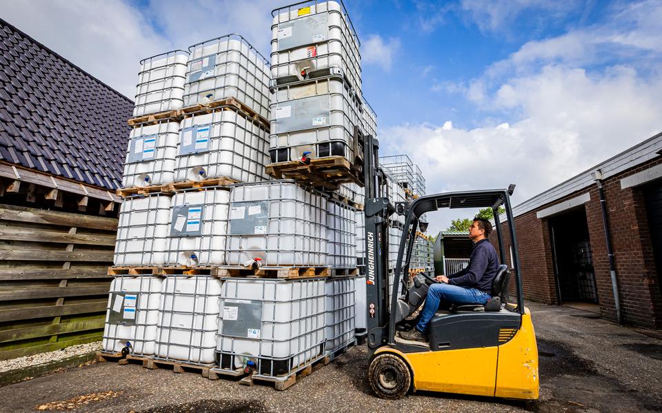 Henk-Jan Hensens verkoopt IBC-containers voor regenwateropvang. 