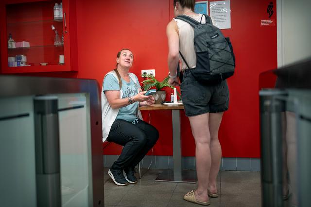 Baan van toiletjuf Angela sneuvelt na komst toiletpoortjes bij de Hema in Groningen. ‘Je wordt zo ge