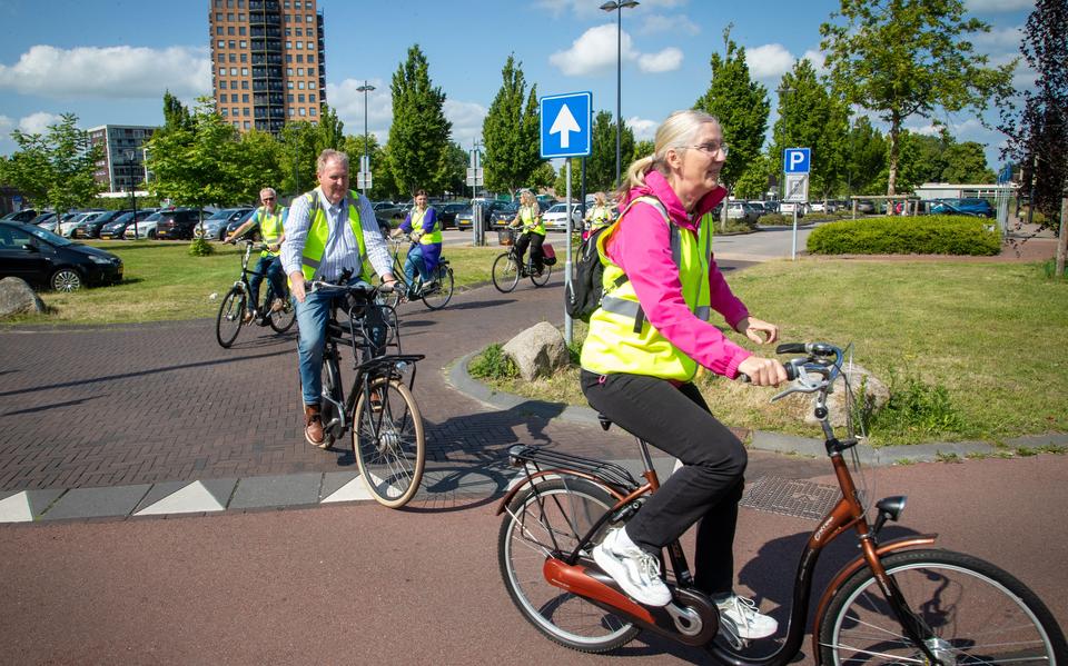 Inwoners fietsen met bestuurders door Stadskanaal en Musselkanaal om mee te denken over de toekomst van de dorpskernen.