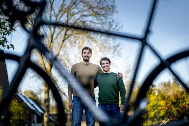 Ben (27) en Frits (29) fietsen van Groningen naar Oekraïne voor het goede doel. ‘Allemaal merinowol 