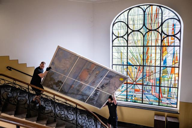 Deze twaalf joekels van schilderijen worden na 85 jaar weer samen tentoongesteld in Veendam. ‘Passen