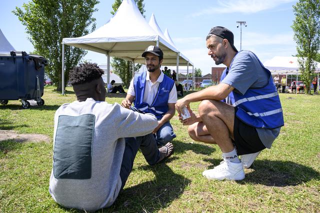 Asielzoekers Salem (34) en Saleem (35) tolken buiten het aanmeldcentrum in Ter Apel. ‘Ik zat zelf oo