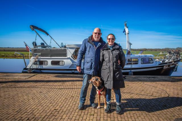 Provincie ‘bevrijdt’ Duits echtpaar na vijf dagen voor dichte Slochtersluis. ‘Groningen slaan we eve