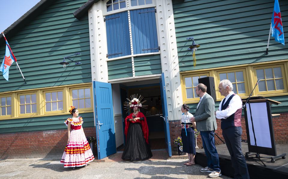 Mawi Hernandez als La Catrina nodigt de gasten uit om binnen te komen. Wethouder Eltjo Dijkhuis (tweede van rechts) heeft de naam onthuld.