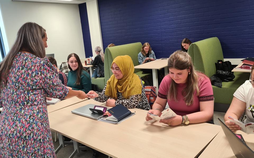 Op het Alfa-College en het Noorderpoortcollege werken leerlingen straks met het nieuwe zorgboekje. Leerlingen van het Graafschap College in Doetinchem werken er al mee. 