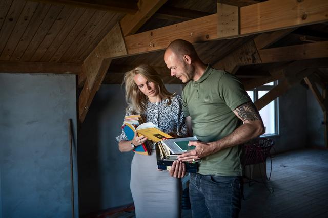 Maikel (36) en Janna (32) uit Wildervank ontdekken schat van opa Daan op zolder. ‘We hebben nog lang