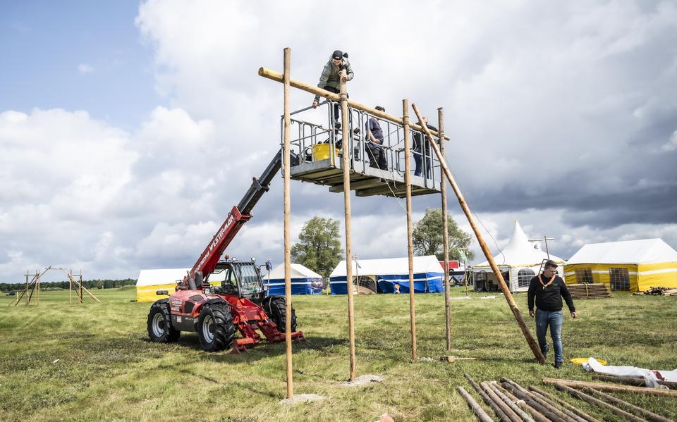 Deelnemers van het Noordelijk Pinksterkamp bouwen het kamp op.