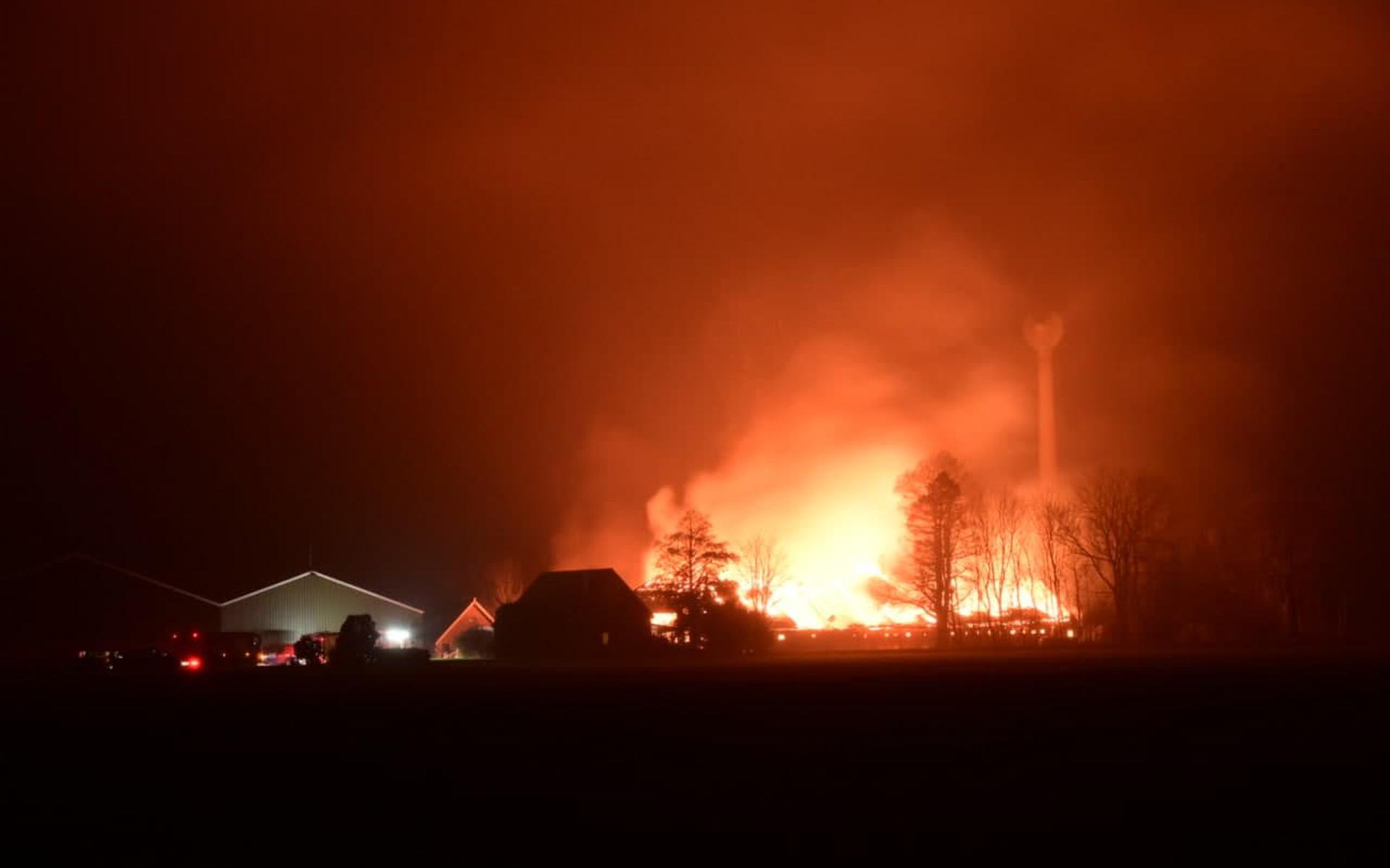 Uitslaande brand in schuur bij agrarisch bedrijf Spijk.
