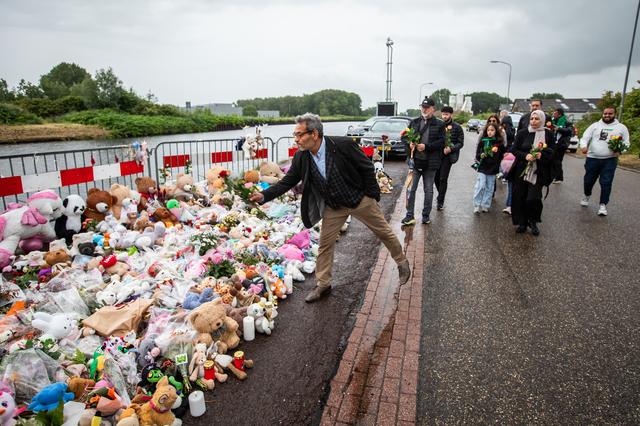 Syrische gemeenschap veroordeelt diefstal knuffels Jeffrey en Emma en legt bloemen neer in Winschote