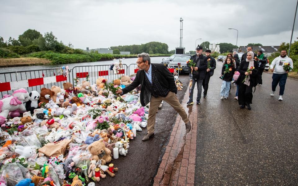 Aziz Al Cheikh uit Groningen en huisarts in Schoonebeek, legt als eerste van de Syrische gemeenschap in Nederland bloemen neer bij de herdenkingsplek voor Jeffrey en Emma in Winschoten.
