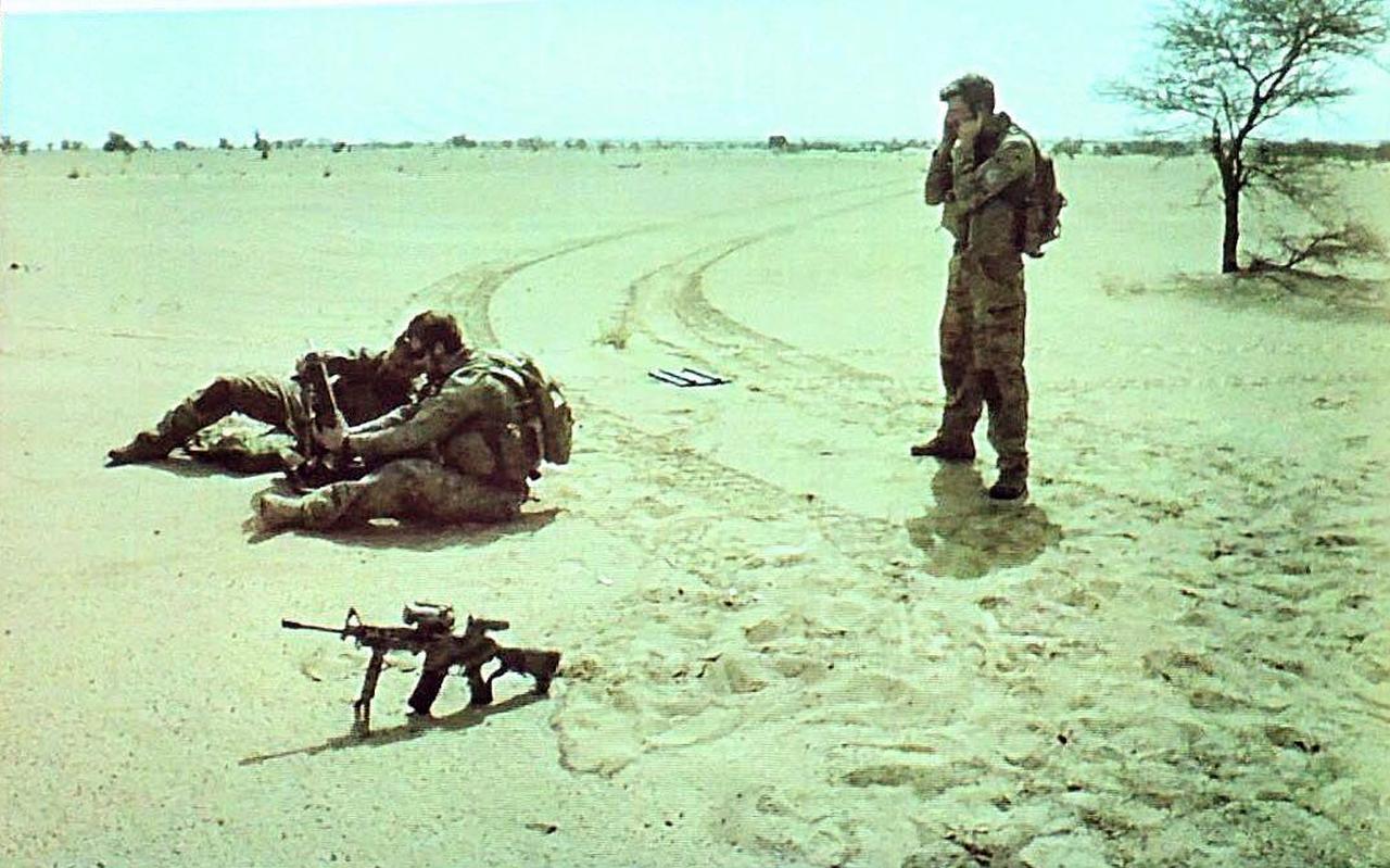 Beeld van het moment vlak voor de ondeugdelijke mortier ontploft. Op de grond zit Kevin Roggeveld. Daarnaast ligt half op zijn zij Henry Hoving. Erachter staat Kevin Kuiper met zijn vingers in zijn oren. Foto via Michael Ruperti
Beeld van het moment vlak voor de ondeugdelijke mortier ontploft. Op de grond zit Kevin Roggeveld. Daarnaast ligt half op zijn zij Henry Hoving. Erachter staat Kevin Kuiper met zijn vingers in zijn oren. Foto via Michael Ruperti