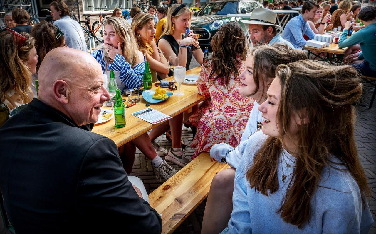 Studenten en Stadjers borrelen en eten samen in de Jozef Israëlstraat. Vooral tijdens coronacrisis was er veel sprake van overlast. Maar het gaat wonderwel weer beter. Studenten en Stadjers borrelen en eten samen in de Jozef Israëlstraat. Vooral tijdens coronacrisis was er veel sprake van overlast. Maar het gaat wonderwel weer beter.