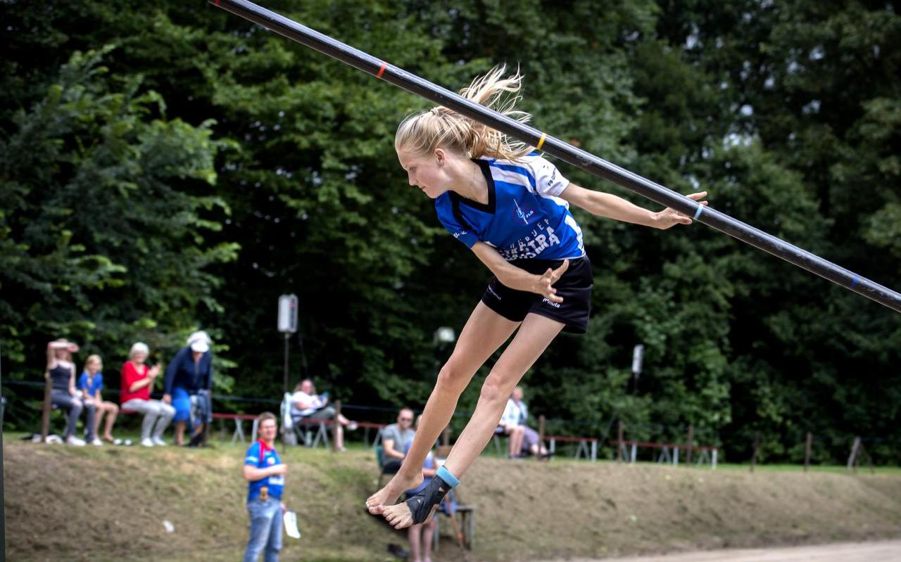 Het Fierljeppen in Grijpskerk, waarbij sommige deelnemers tot grote hoogte opklommen en anderen het niet droog hielden. Het Fierljeppen in Grijpskerk, waarbij sommige deelnemers tot grote hoogte opklommen en anderen het niet droog hielden.