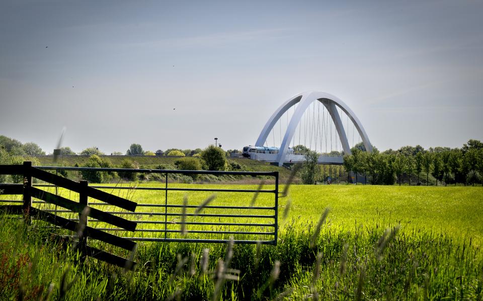 Op deze weidegrond bij Noordhorn, onder de rook van de Bert Swartbrug, komen volgens de plannen een zonnepark en een dorpsommetje. 