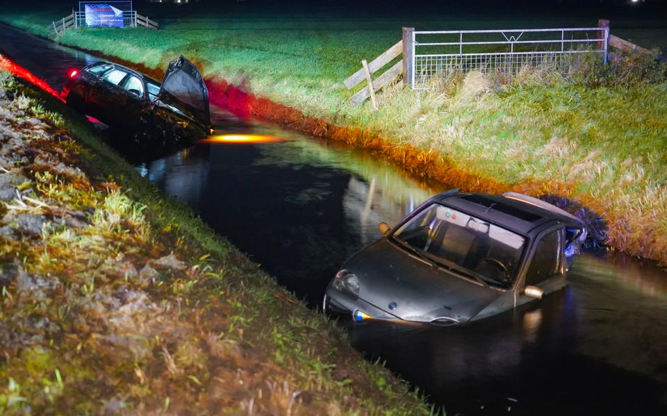 De Audi A4 en Ford 600 belanden na de klap in de sloot langs de A7.
