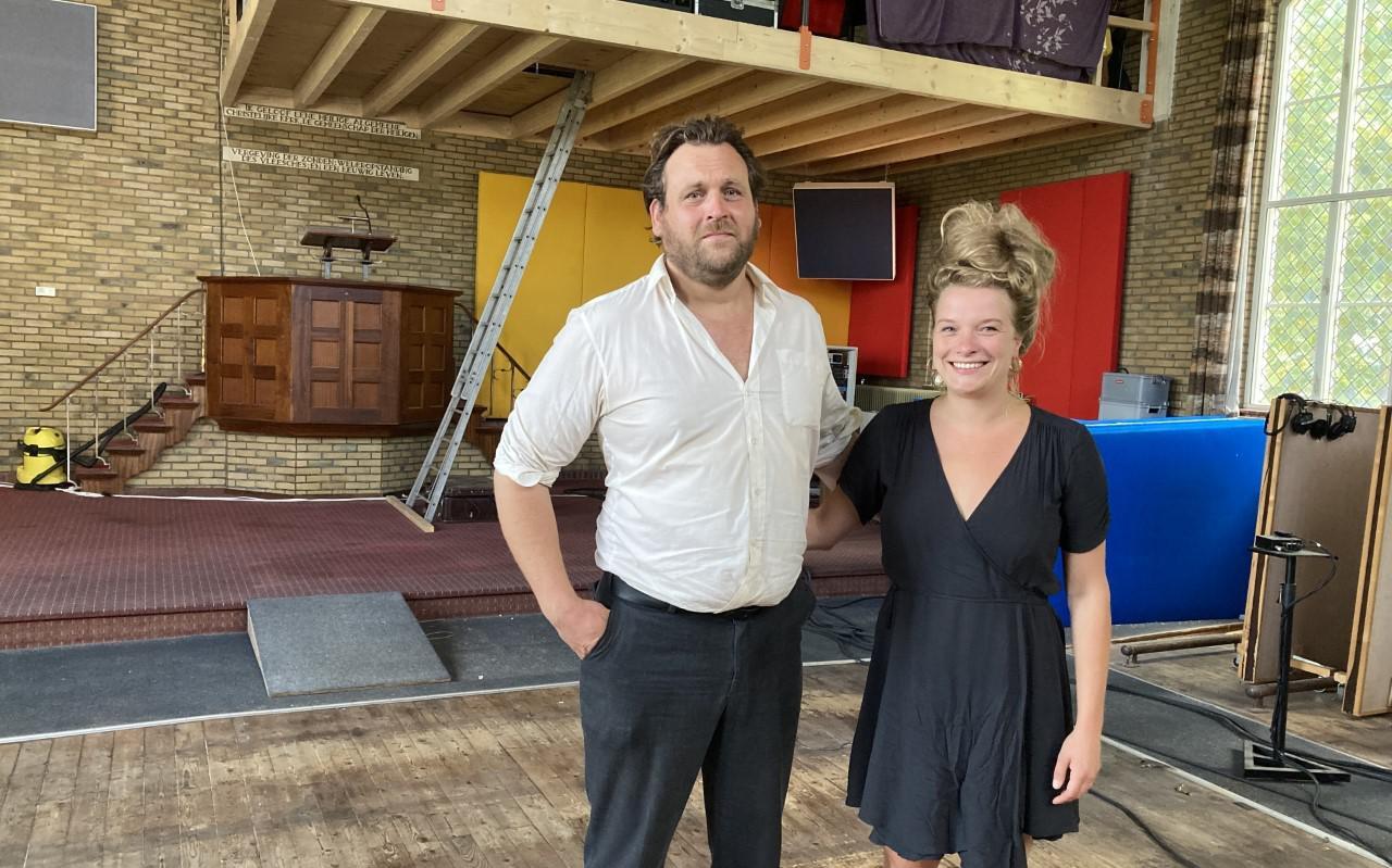 De nieuwe bewoners Hans Hannemann en Sabine van Enckevort van de voormalige kerk in Niezijl die nu dienstdoet als muziekstudio. De nieuwe bewoners Hans Hannemann en Sabine van Enckevort van de voormalige kerk in Niezijl die nu dienstdoet als muziekstudio.