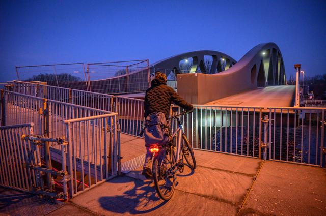 Fietsers en wandelaars weer over brug Zuidhorn (die wel een paar meter hoger in de lucht hangt)