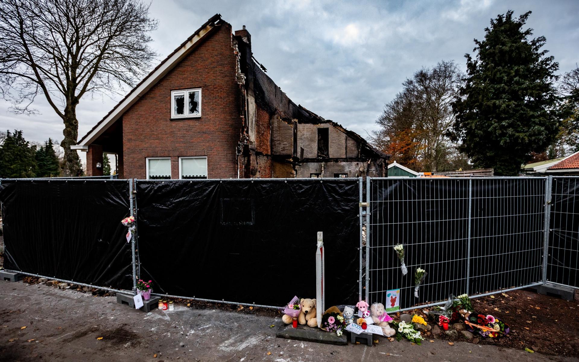 Bij de afgebrande woning aan de Lageweg in Wedde liggen bloemen, knuffels, kaarsjes en kaartjes.