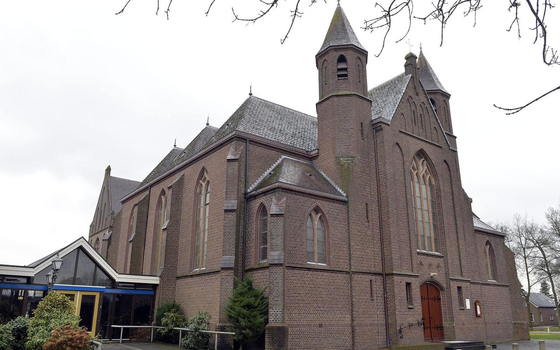 Het dak van de Willibrorduskerk in Ter Apel heeft leien van asbest