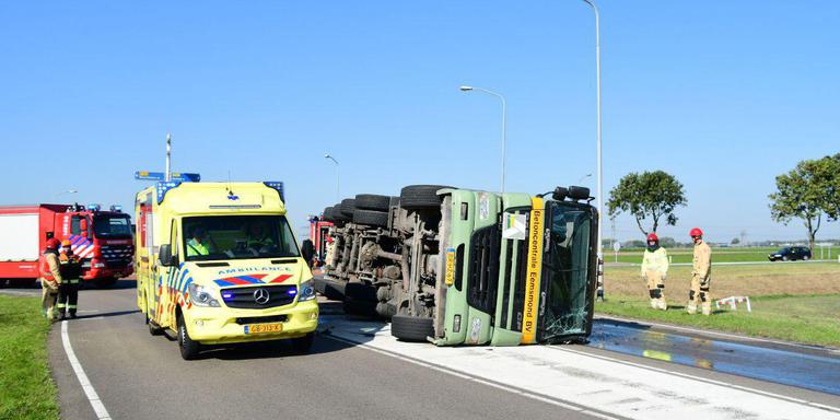 Gekantelde vrachtwagen blokkeert N362 bij Appingedam.