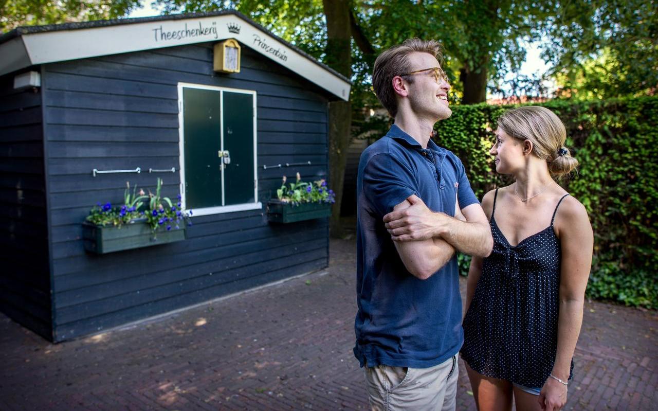 Luuk en Sabine bij het gesloten theehuisje theeschenkerij in Prinsentuin. Foto: Corné Sparidaens
Luuk en Sabine bij het gesloten theehuisje theeschenkerij in Prinsentuin. Foto: Corné Sparidaens