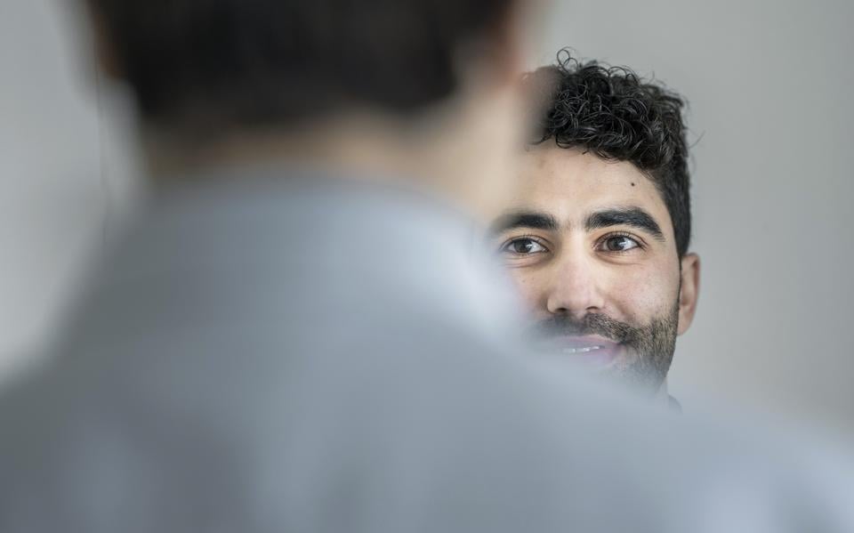 Shevger (links) in gesprek met zijn begeleider Shadi (rechts). 