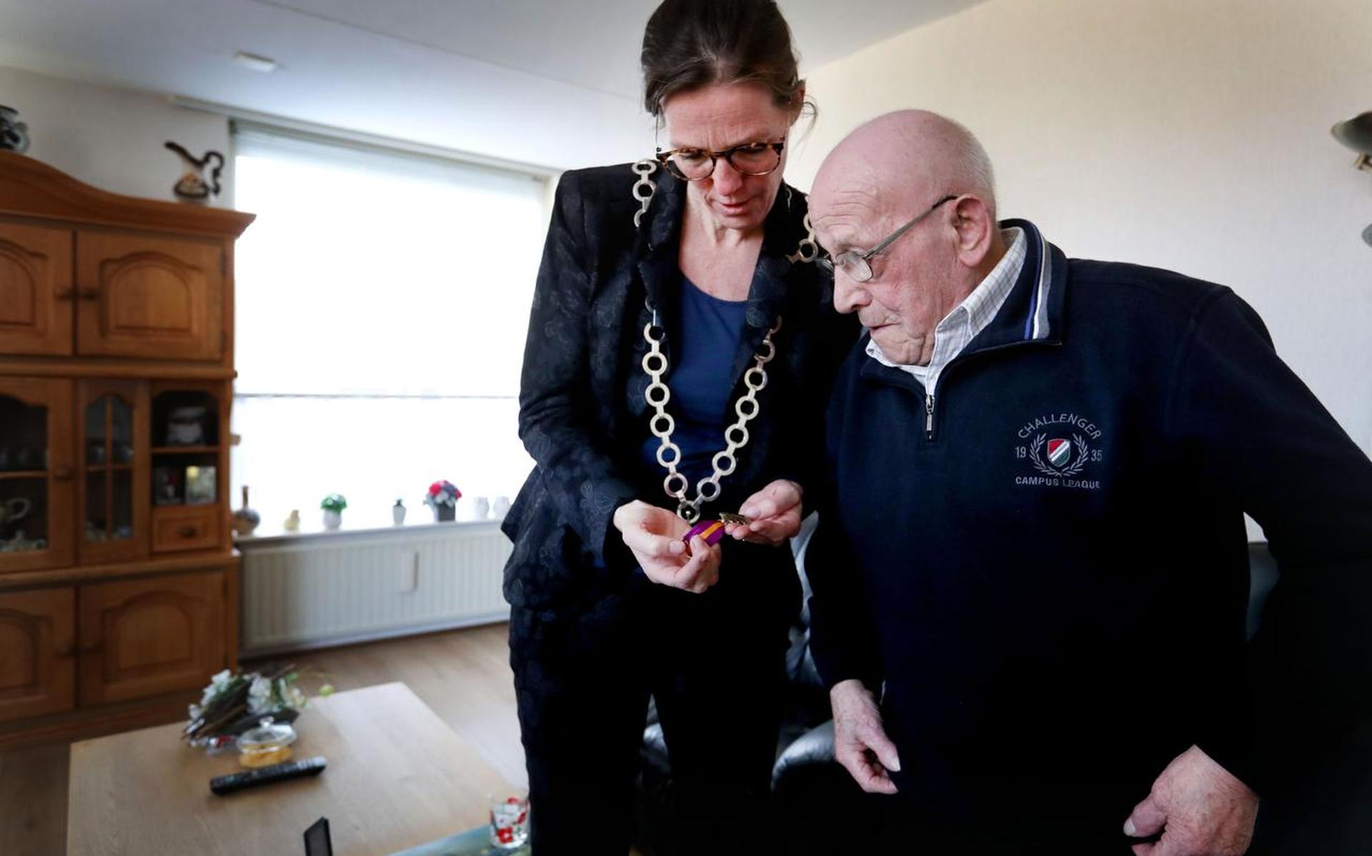 Gerrit van der Zijde (98) uit Nieuwolda ontvangt het Mobilisatie-Oorlogskruis