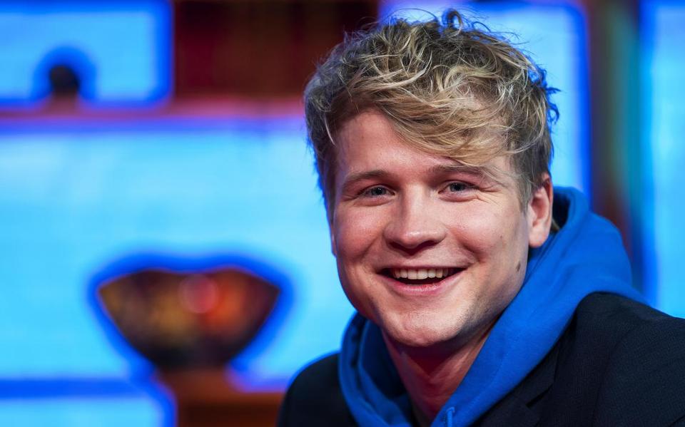 Youtuber Kalvijn oftewel Kelvin Boerma uit Meedhuizen vraagt vriendin Nina Warink ten huwelijk en di