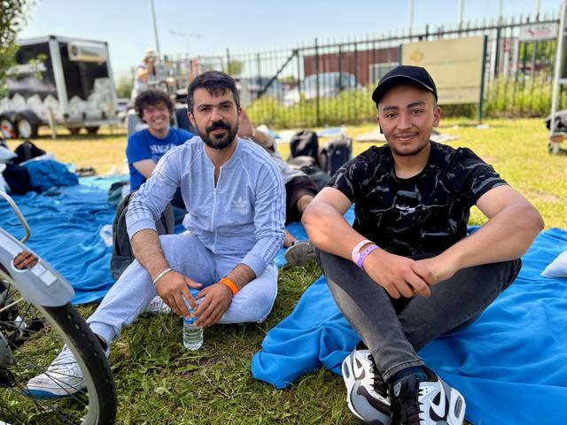 Mohammed (24) mocht naar binnen, Ali (32) verblijft al zes dagen op het gras in Ter Apel: ‘Voor mijn