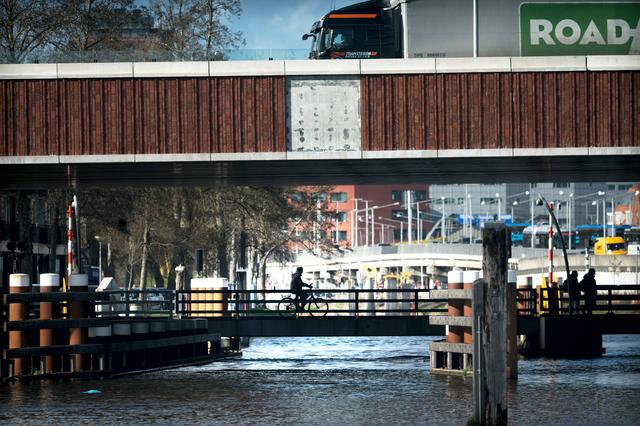 Bouwer Zuidelijke Ringweg Groningen test en herstelt álle gevelplaten. ‘Hele operatie: het is niet d
