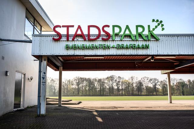 De ingang van de drafbaan. 
