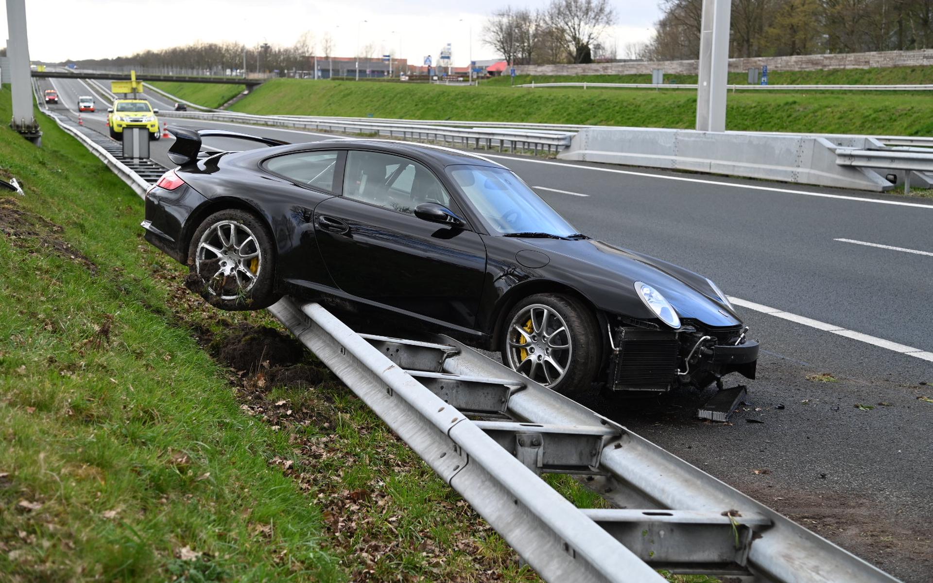 Bestuurder belandt op A7 bij Zuidbroek met Porsche 911 GT3 op de vangrail - Dagblad van het Noorden
