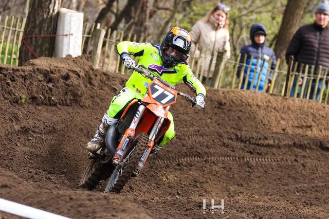 Erik Eggens (48) bij rentree motorcross vijfde in eerste manche, voet verdraaid in tweede manche. ‘H