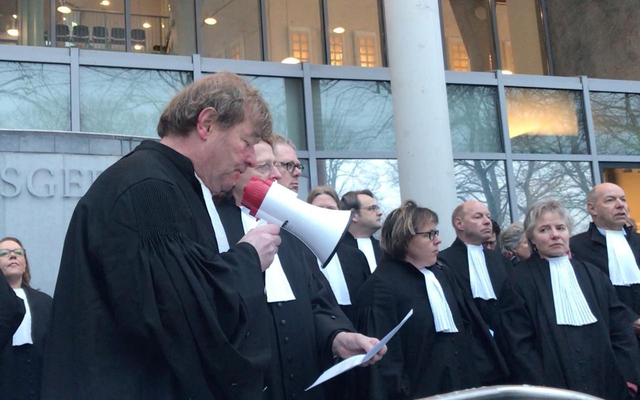 Rob Genee hanteert de megafoon buiten de rechtbank in Groningen, tijdens een demonstratie tegen de afbraak van de sociale advocatuur in Nederland.