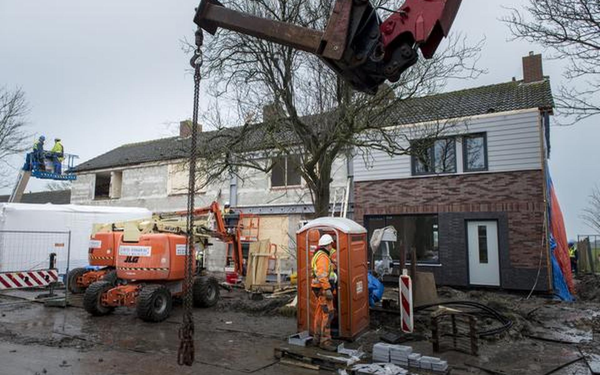 Bouwvakkers aan het werk in de Sjuxumerweg. FOTO ARCHIEF DVHN