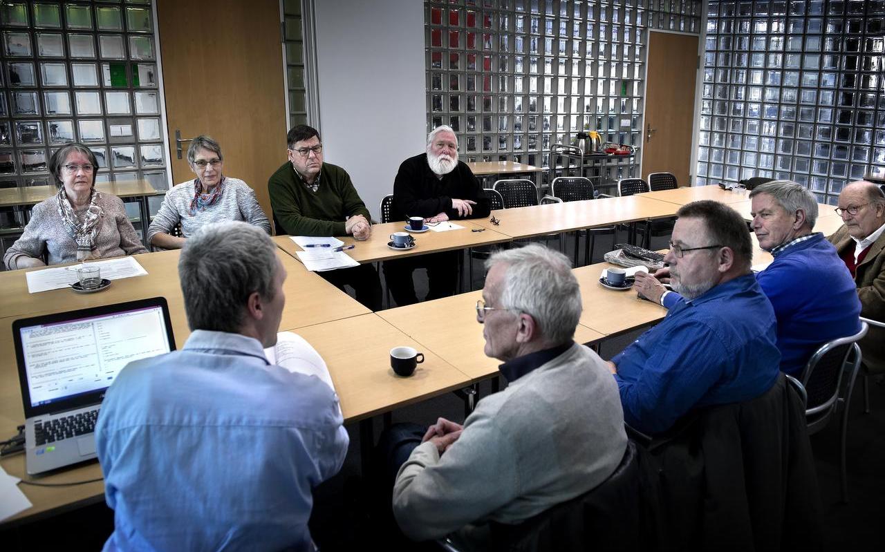 De vrijwilligers van WoordWaark. Ze hebben monnikenwerk voor de digitale versie van het Groninger woordenboek en databank. Foto: Peter Wassing De vrijwilligers van WoordWaark. Ze hebben monnikenwerk voor de digitale versie van het Groninger woordenboek en databank. Foto: Peter Wassing
